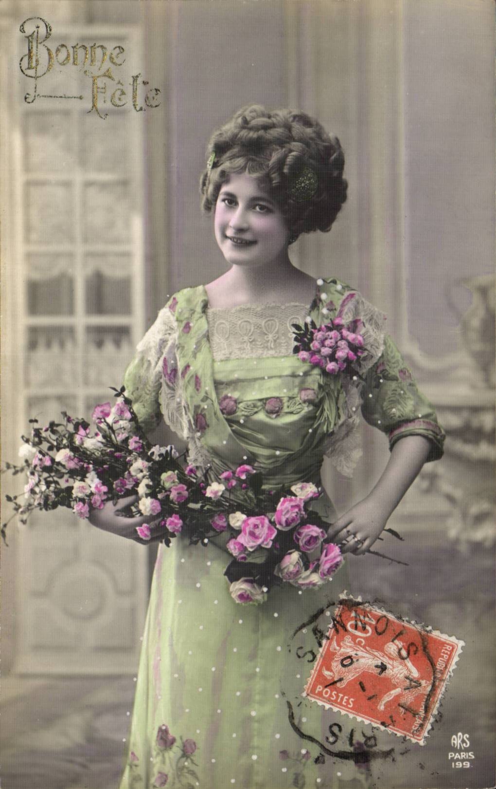 Jeune fille en robe verte — avec bouquet de roses — éditée par ARS PARIS 1909