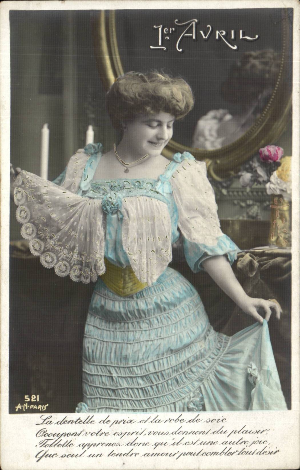 Femme en robe de soie et dentelle — 1er AVRIL — A.N. PARIS n°521