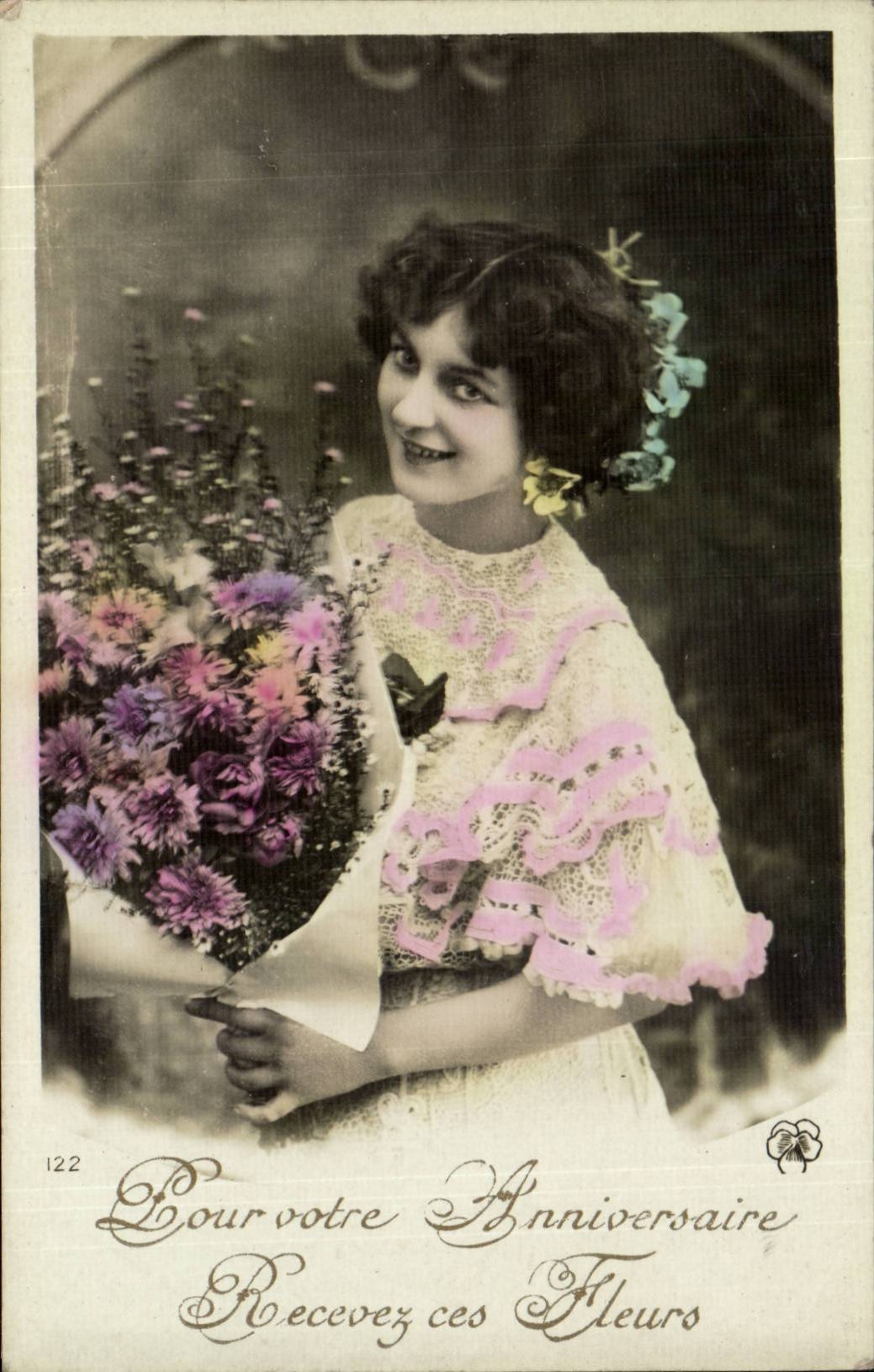 Jeune femme avec bouquet — Anniversaire — Union Postale Universelle, n°122