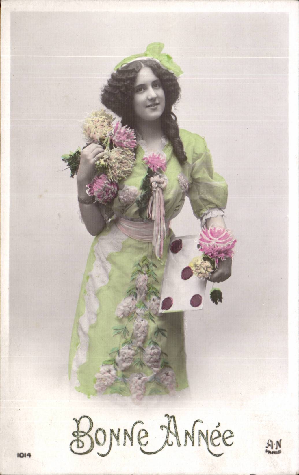 Jeune femme en robe verte tenant des fleurs — Bonne Année — A.N. Paris, n° 1014