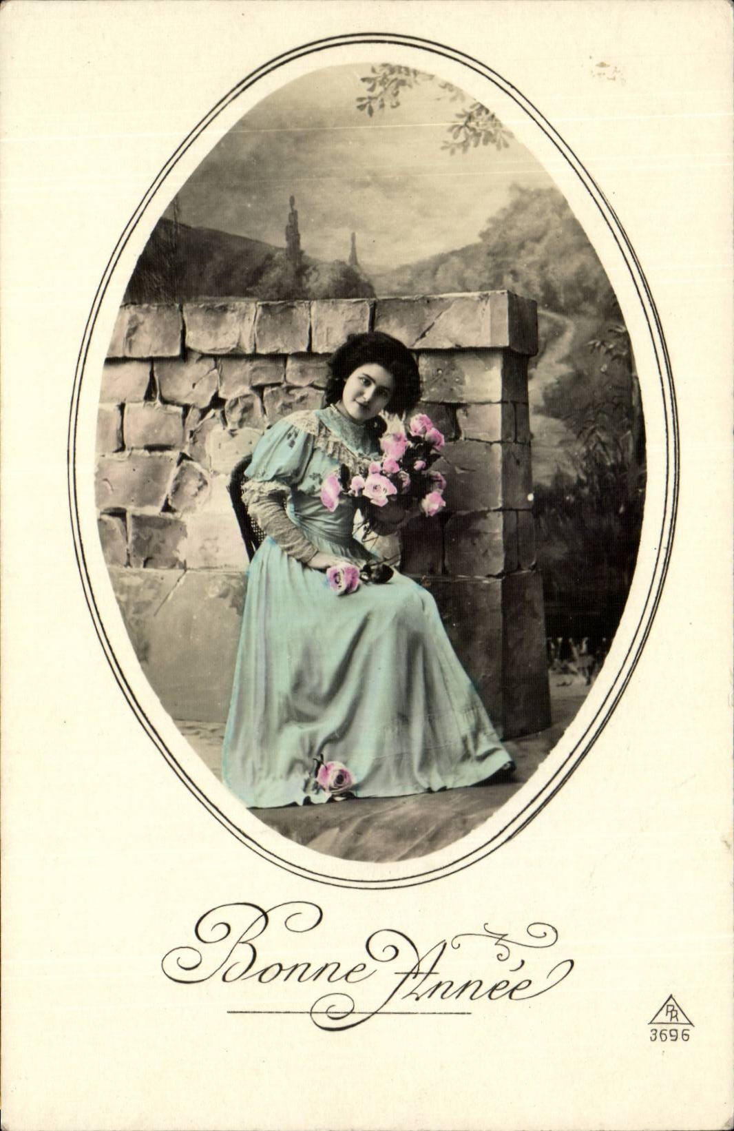 Femme en robe bleue tenant des roses — Bonne Année — éditeur R. 3696