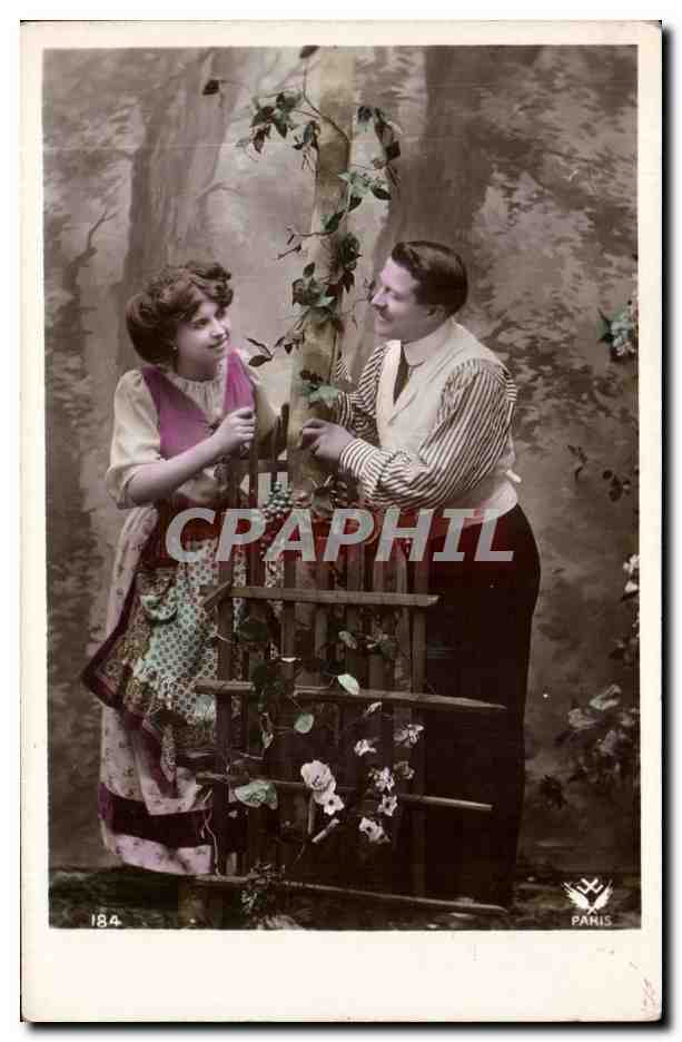 Jeune couple dans un décor de forêt — CPAPHIL Paris 184