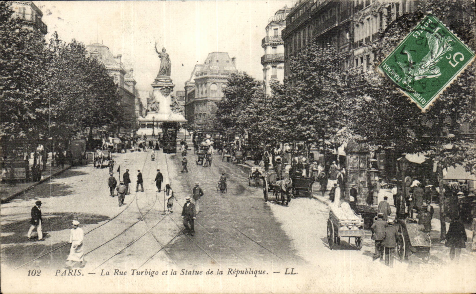 CPA Paris La rue Turbigo et la statue de la Republique