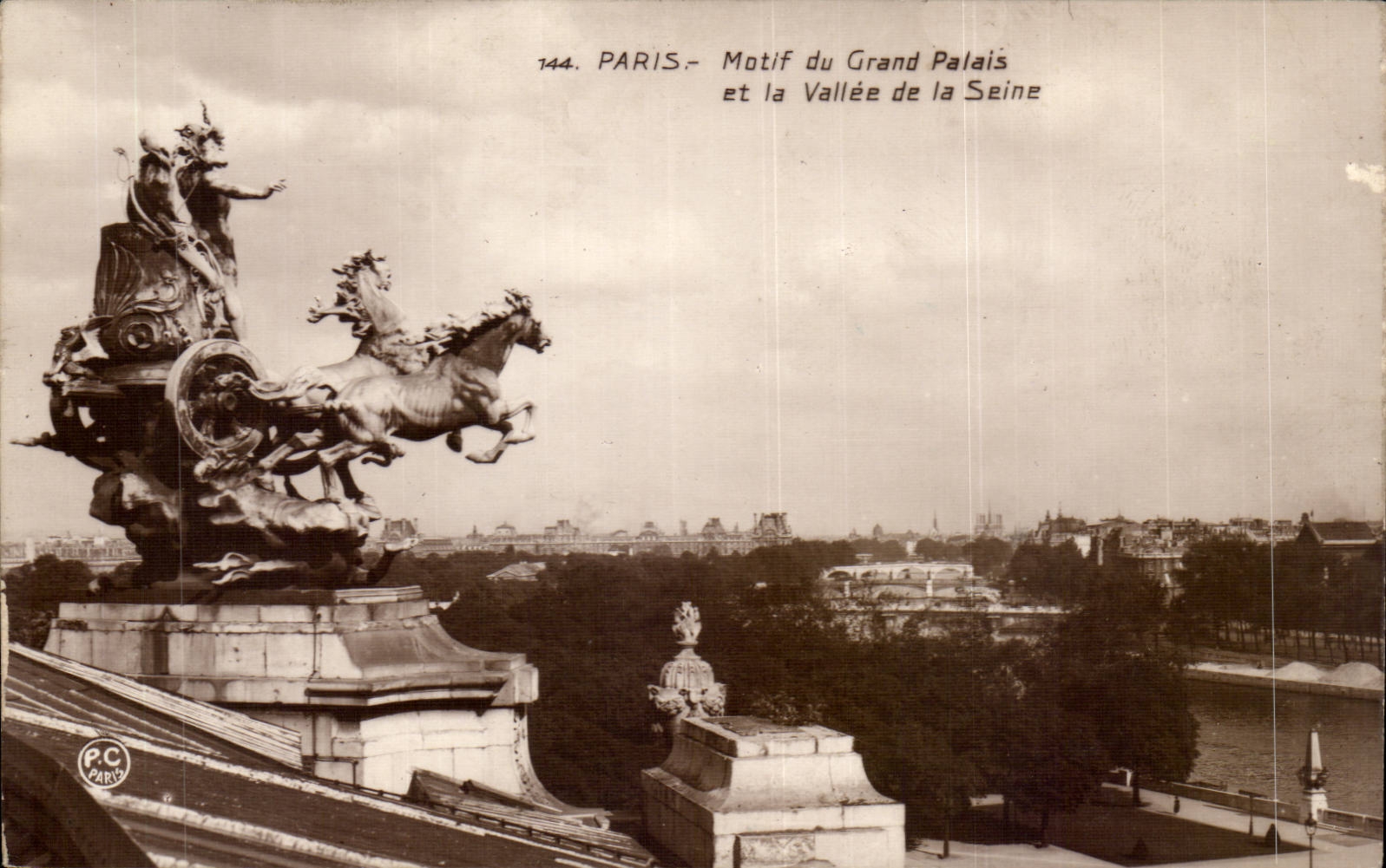Paris CPA Trocadero Motif du grand palais et la vallee de la SEine