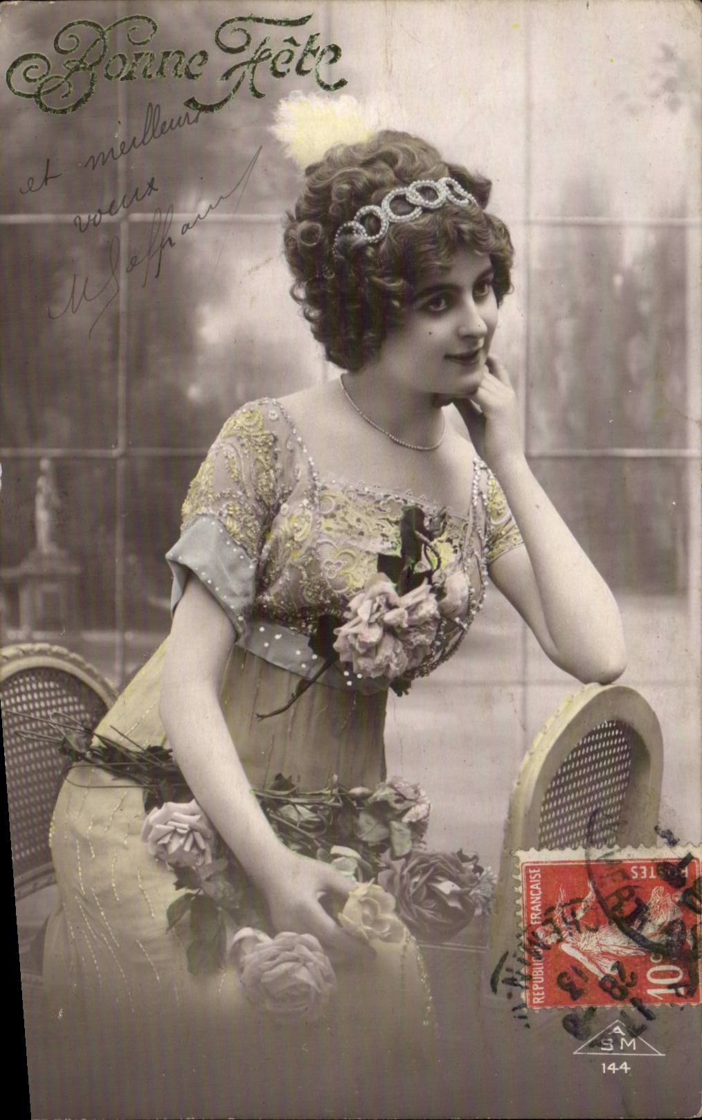 Giovane donna in abito ornato — con mazzo di rose — editore Bonne Fête