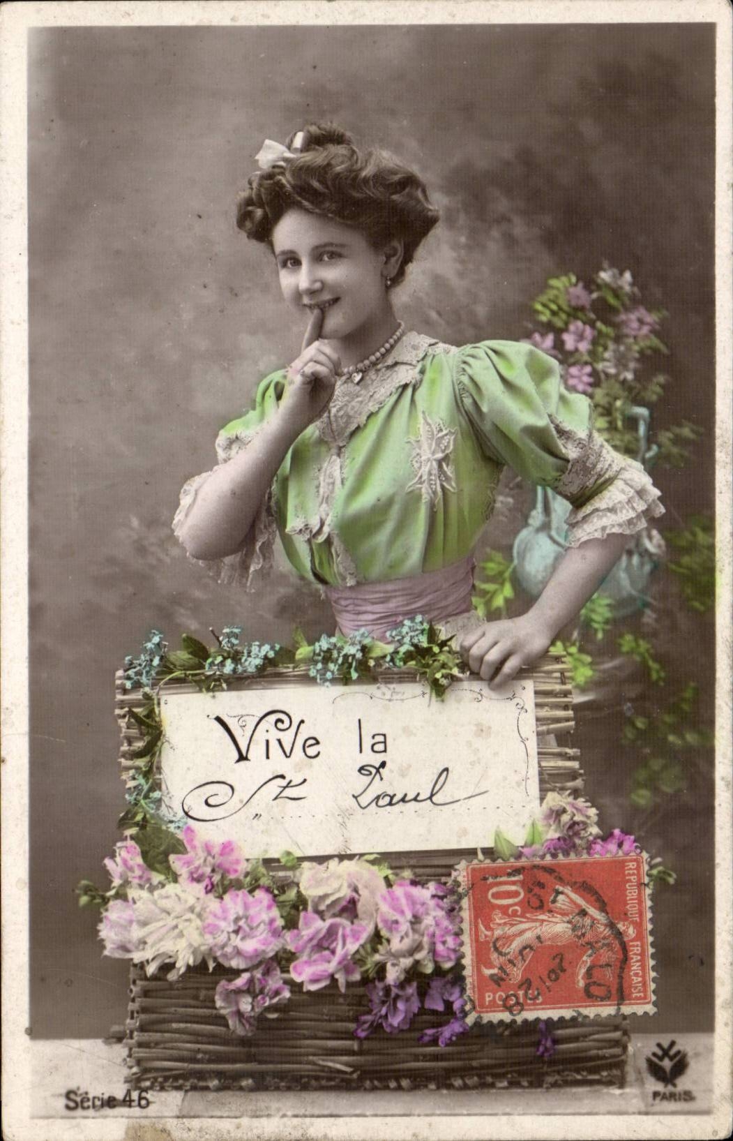 Femme en robe verte — 'Vive la Sainte Paul' — Paris, Série 46