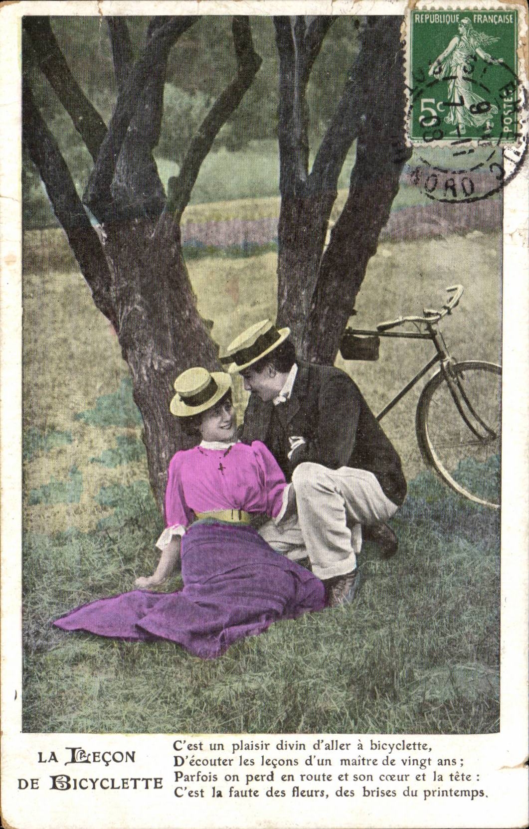 La Leçon de Bicyclette — couple sous arbre avec vélo — éditeur non visible
