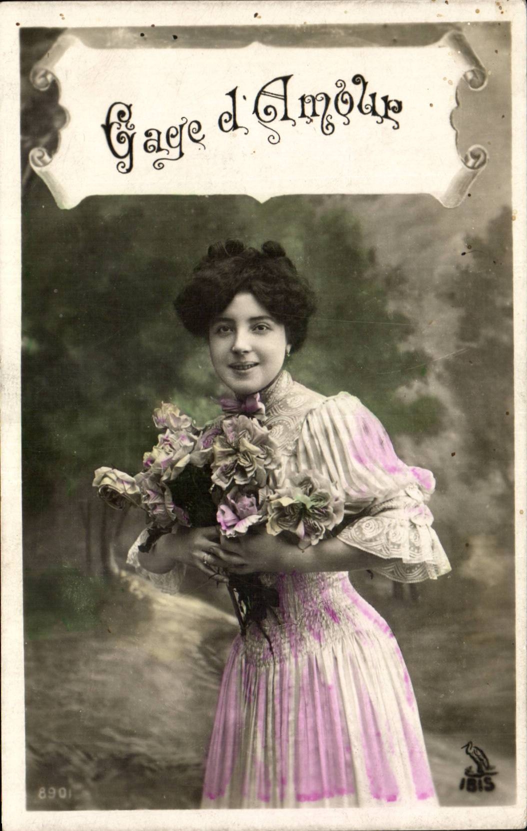Femme tenant un bouquet — Gage d'Amour — IBIS, n° 890