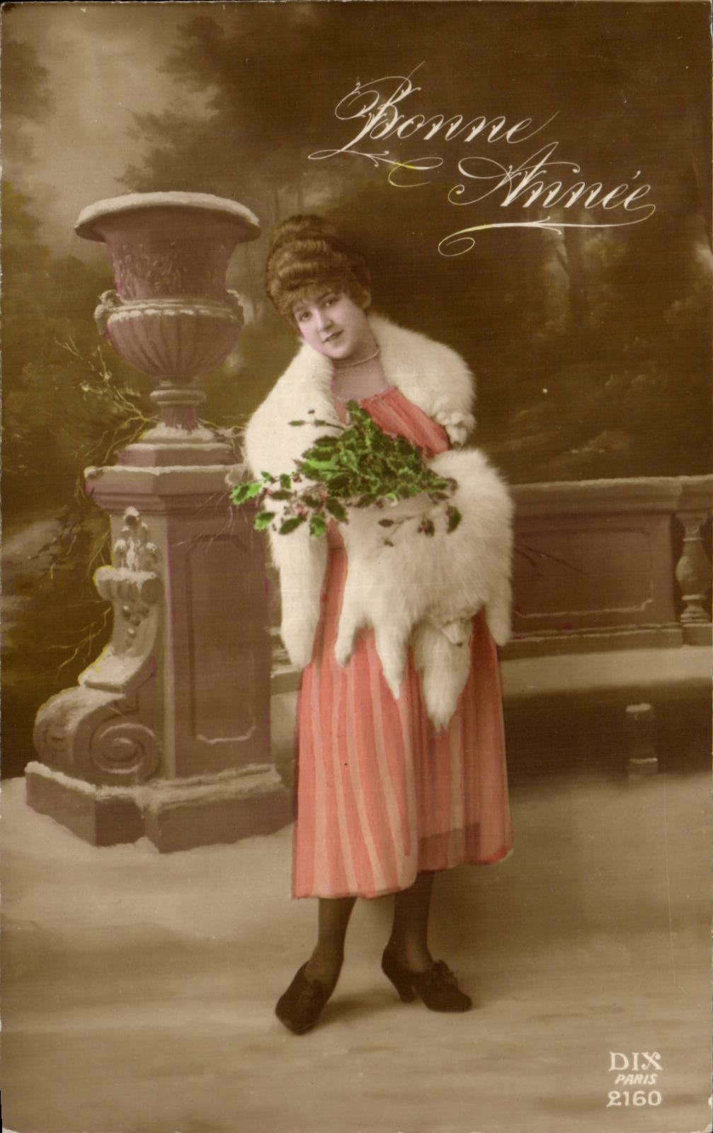 Femme en fourrure tenant un bouquet — Bonne Année — Dix Paris 2160