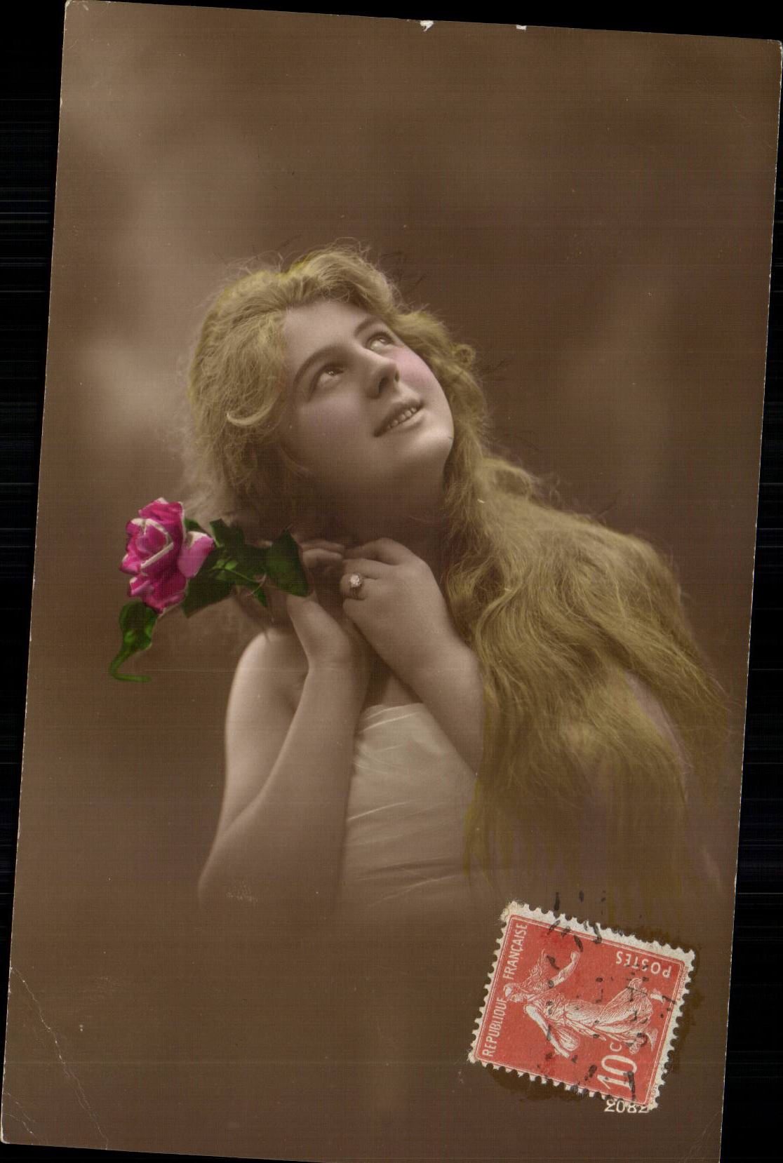Jeune femme avec rose — éditeur A. Royer, Rue H. Paris — n° 105