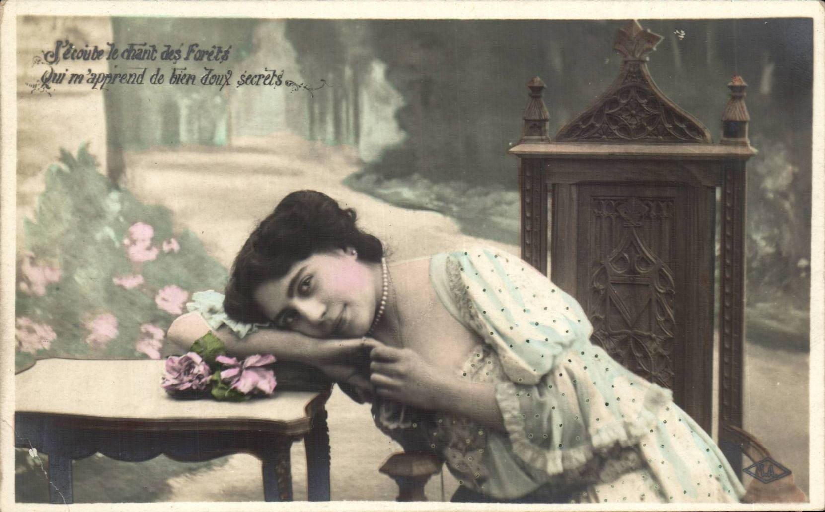 Femme au bord d'une table — poème imprimé — éditeur RA
