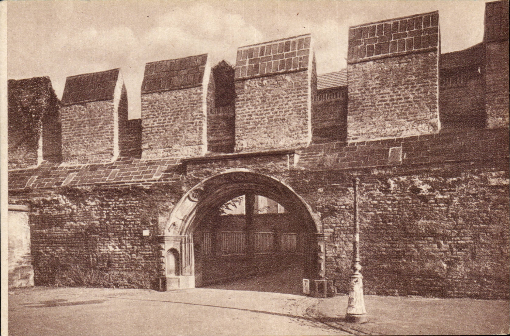 Strasbourg CPA pres de la place Ste madeleine Mur du 13eme