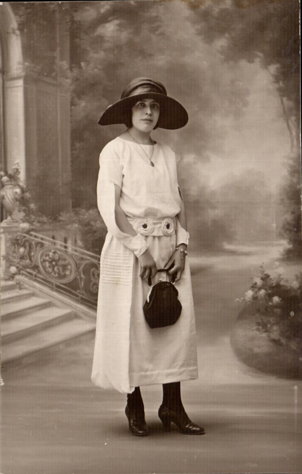 Femme en robe blanche et chapeau — studio — sans éditeur ni numéro visible