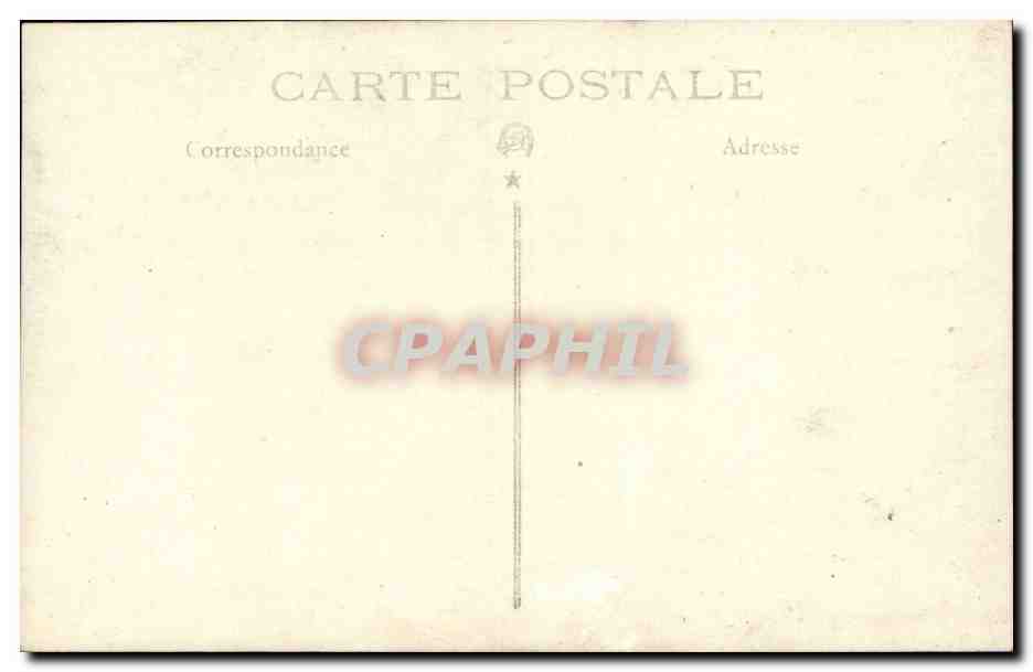 Femme en robe blanche et chapeau — studio — sans éditeur ni numéro visible — Reverso