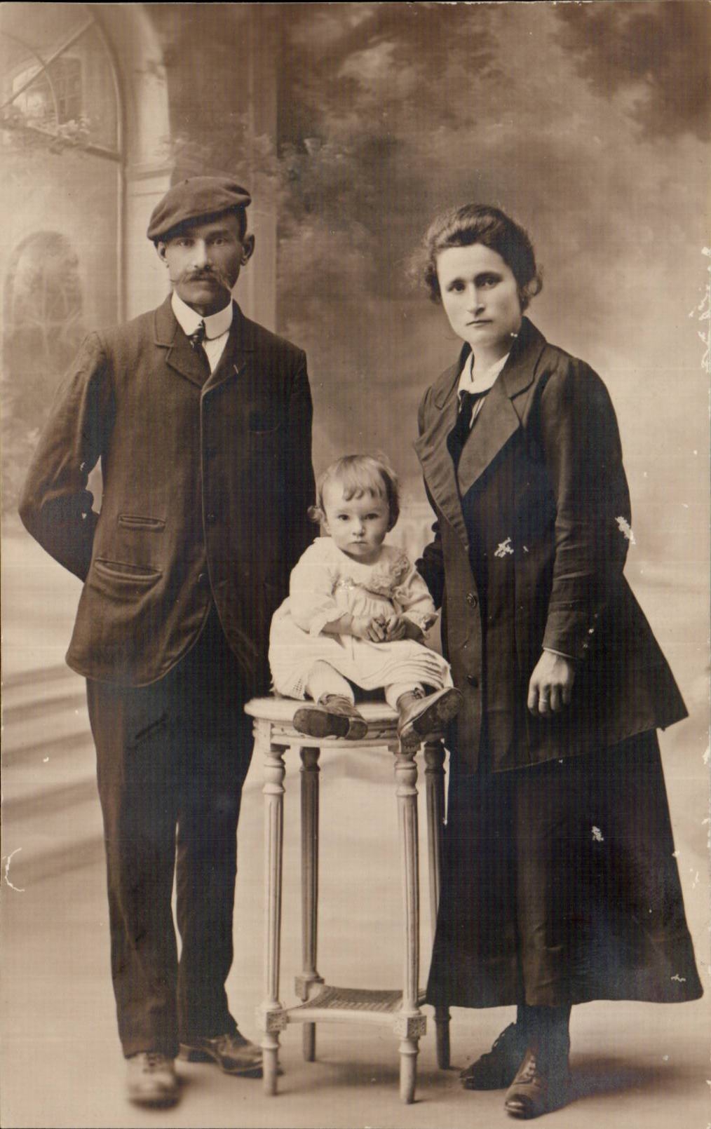 Famille — portrait en extérieur — Carte postale CPAPHIL
