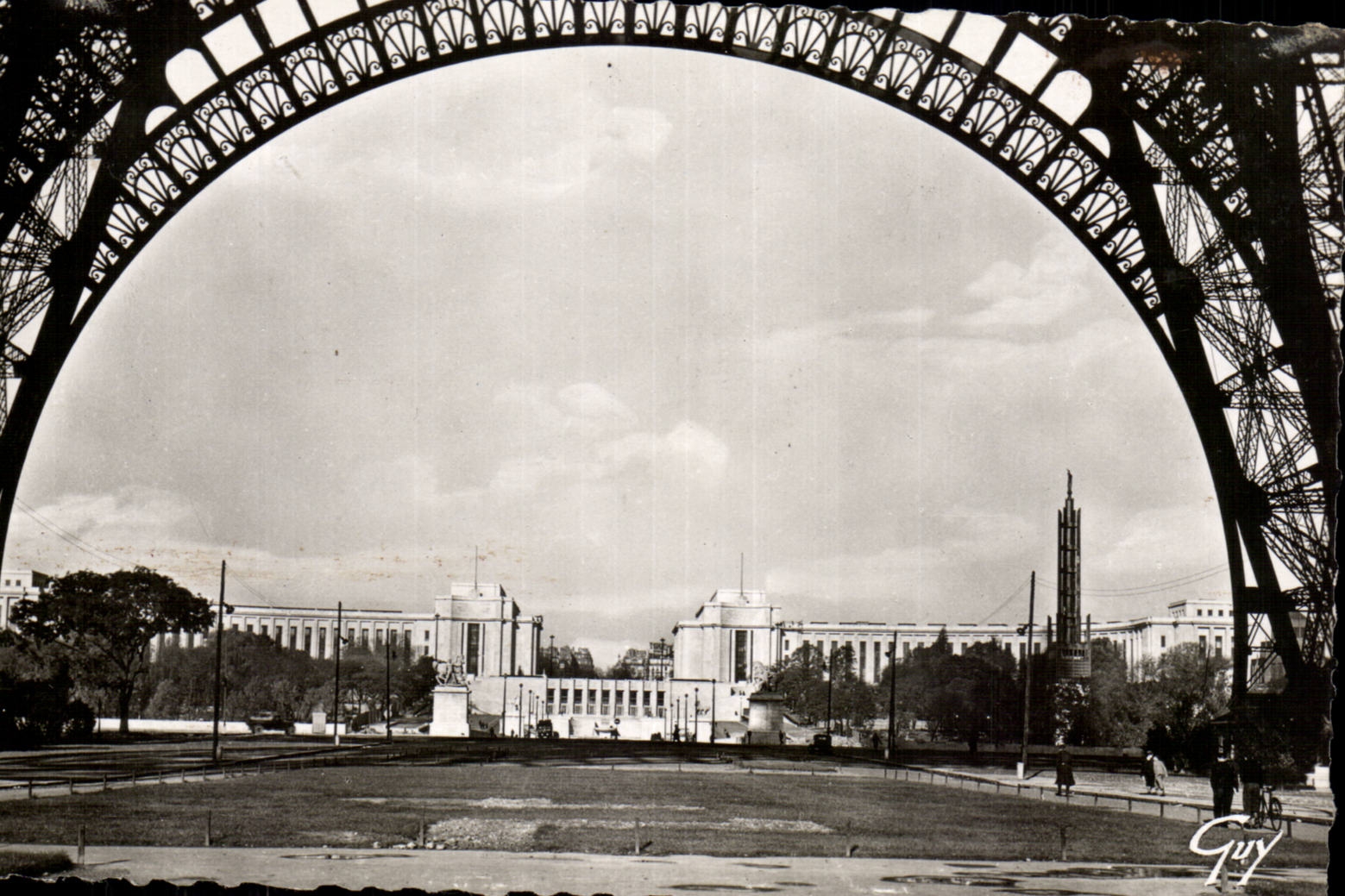 Paris CPA palais de Chaillot sous la tour Eiffel