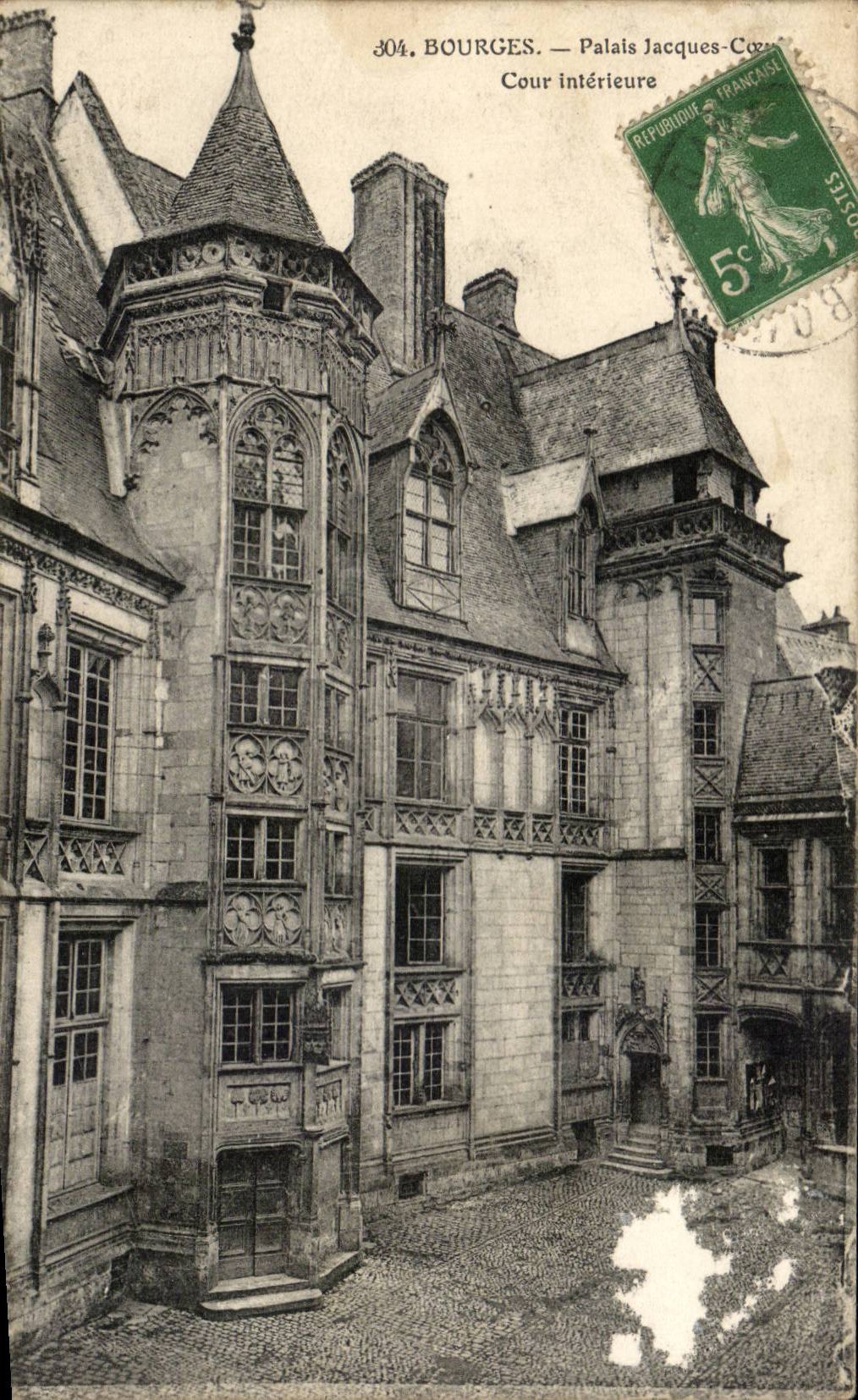 Bourges — Palais Jacques-Cœur — Cour intérieure — Publisher E. Maquaire, n°304