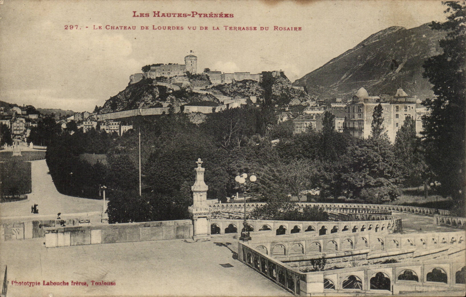 CPA le chateau de Lourdes vue de la terrasse du rosaire