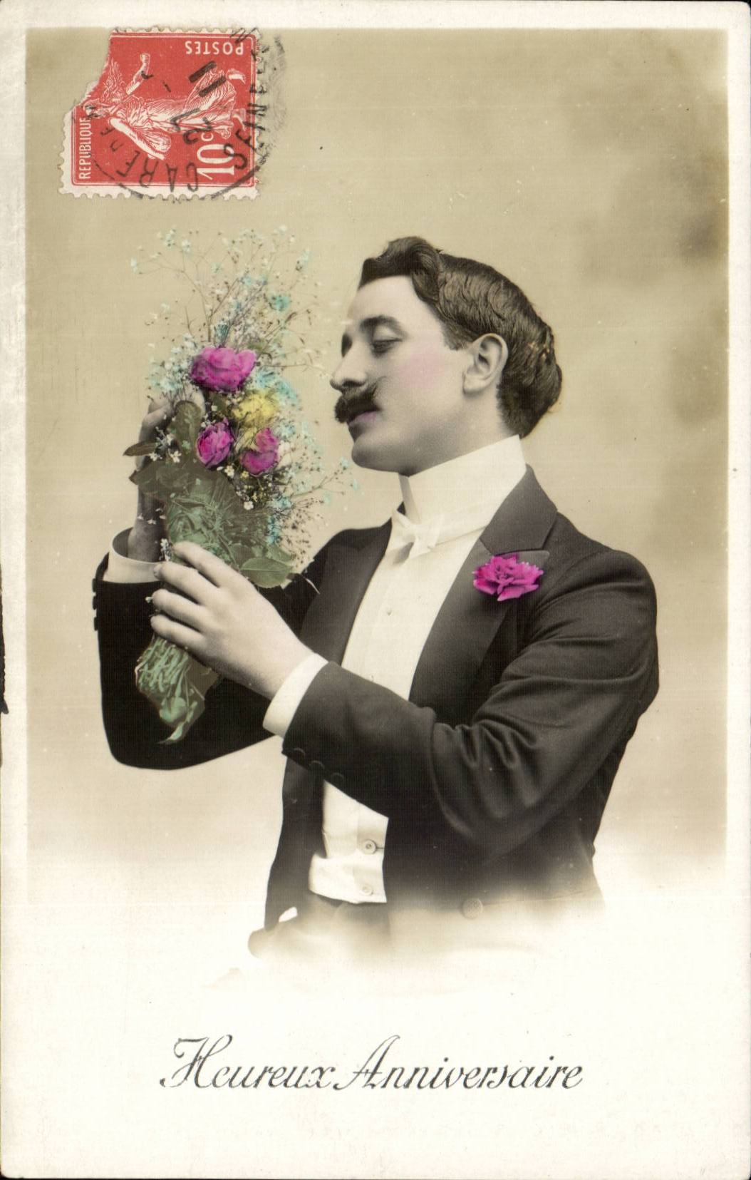 Homme en costume de soirée tenant un bouquet — Anniversaire — Éditeur non identifiable, n° de série non visible
