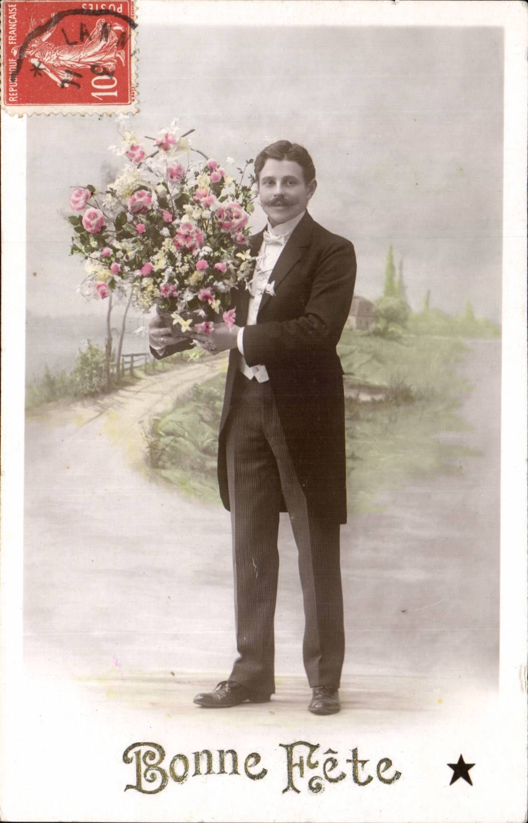 Mann im Abendkleid — mit Rosenstrauß — Verleger VBC, Serie N. 3750
