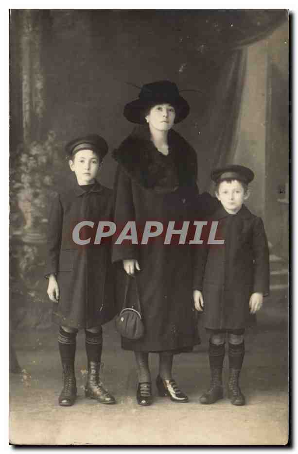 Famiglia — tre bambini e una donna — studio fotografico