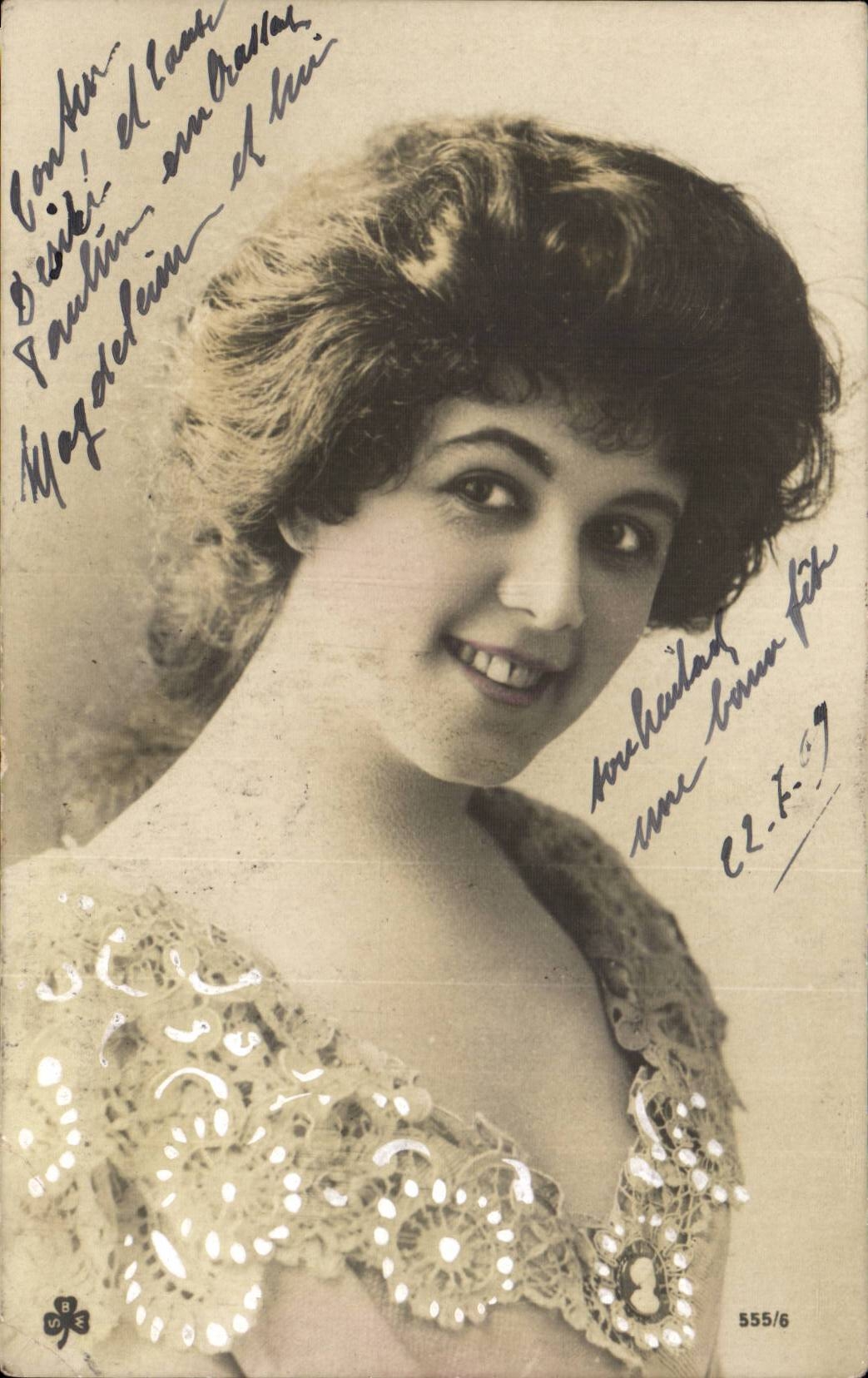 Femme souriante — portrait — éditeur Raphael Tuck & Fils, série 555/6