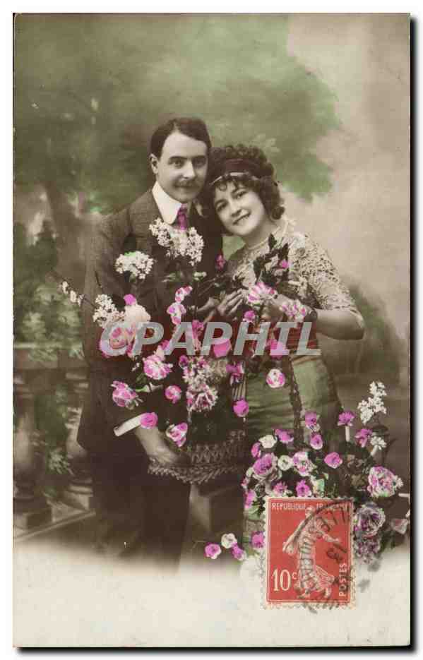 Couple en extérieur — photographie sépia — éditeur inconnu