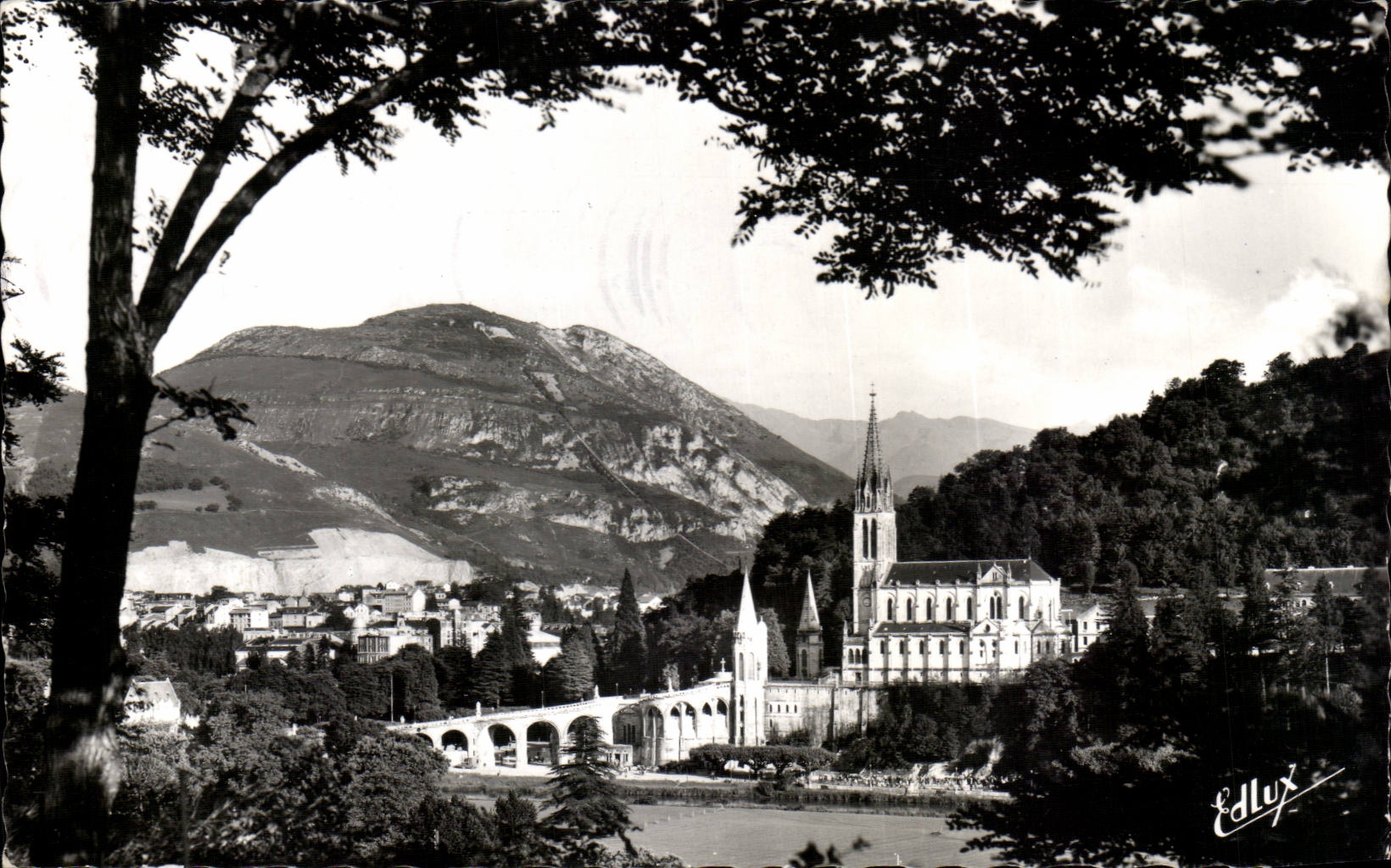 CPM Lourdes La basilique et le pic