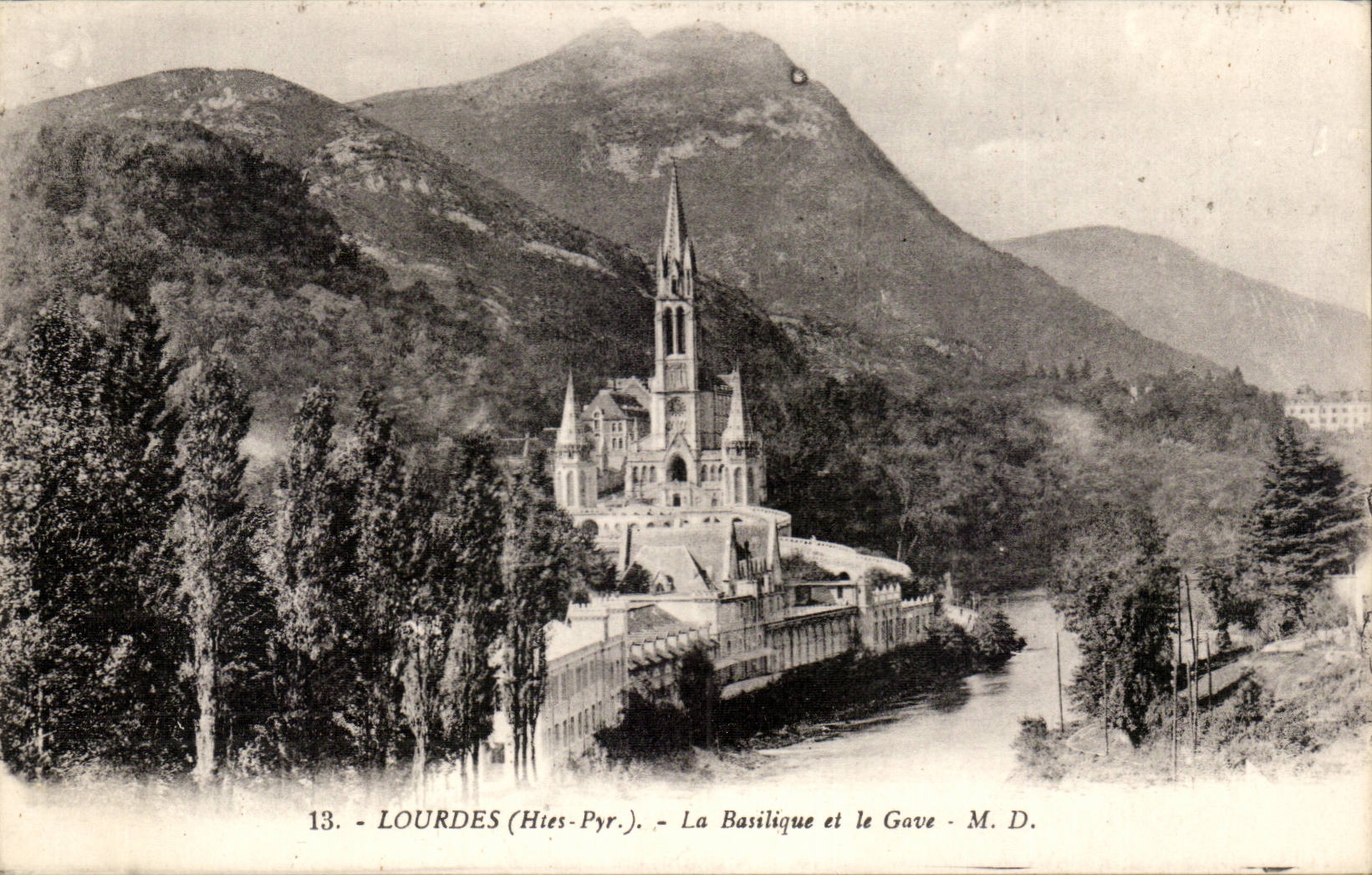 CPA Lourdes La basilique et le Gave