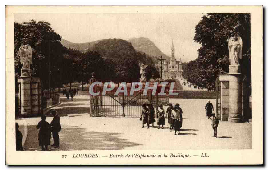 CPA Lourdes Entree de l'esplanade et la basilique