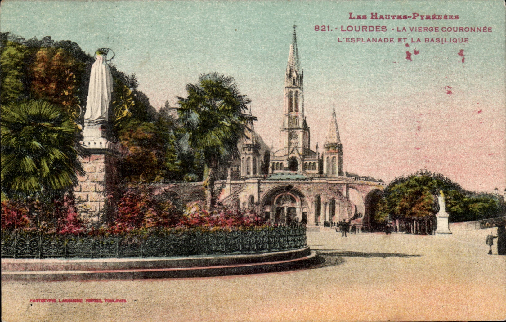 CPA Lourdes la vierge couronnee L'esplanade et la basilique