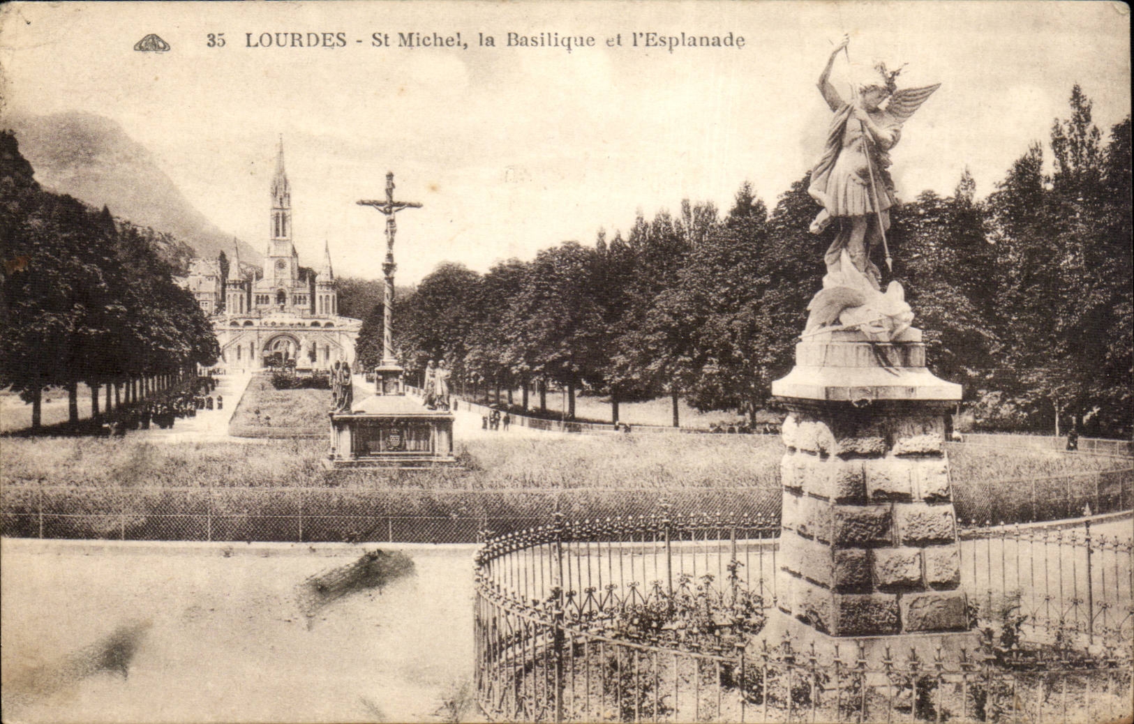 CPA Lourdes St Michel La basiliquet et l'esplanade