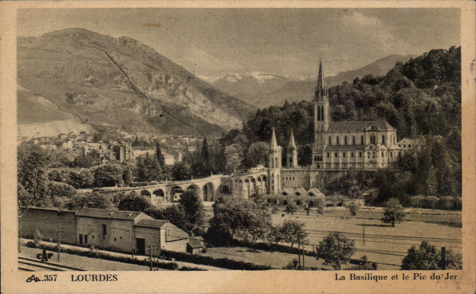 CPA Lourdes La basilique et le pic du Jer