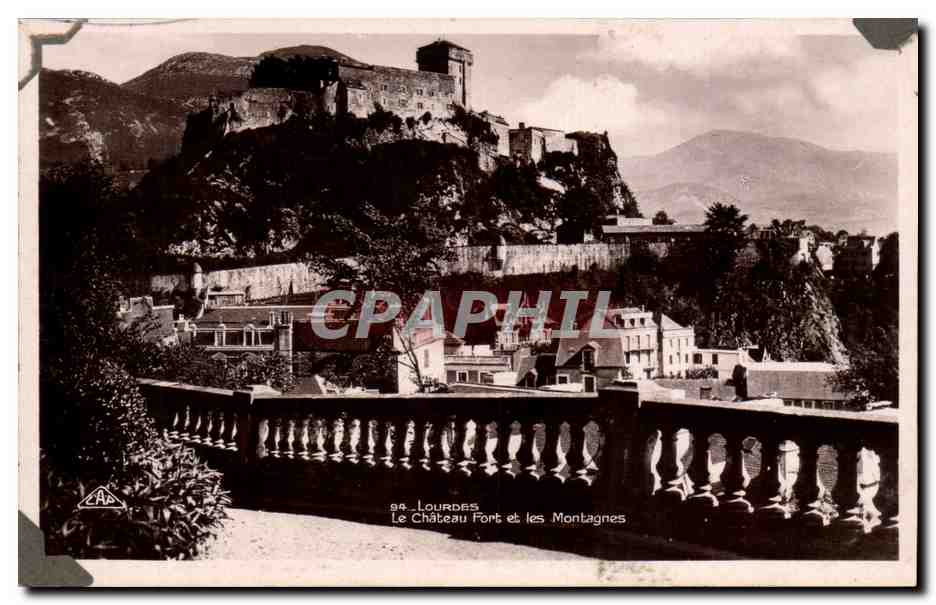 CPA Lourdes Le chateau fort et les montagnes
