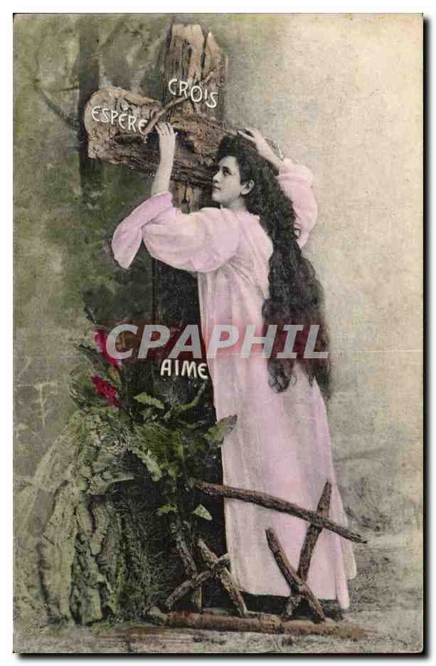 Femme en robe rose devant un croix — texte 'CROIS ESPÈRE' — G. I. Paris