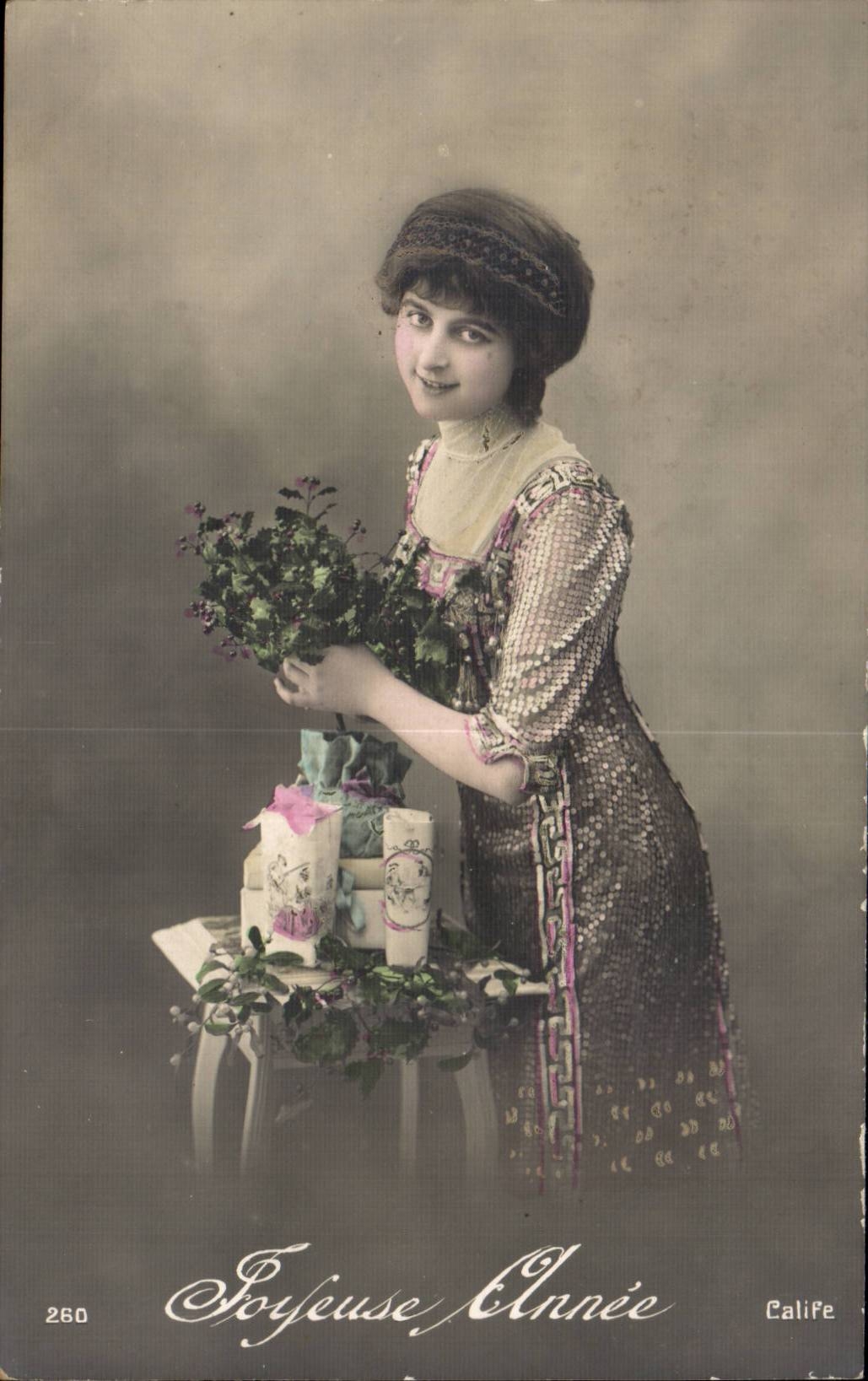 Jeune femme en robe ornée — Joyeuse Année — Calife, n° 260