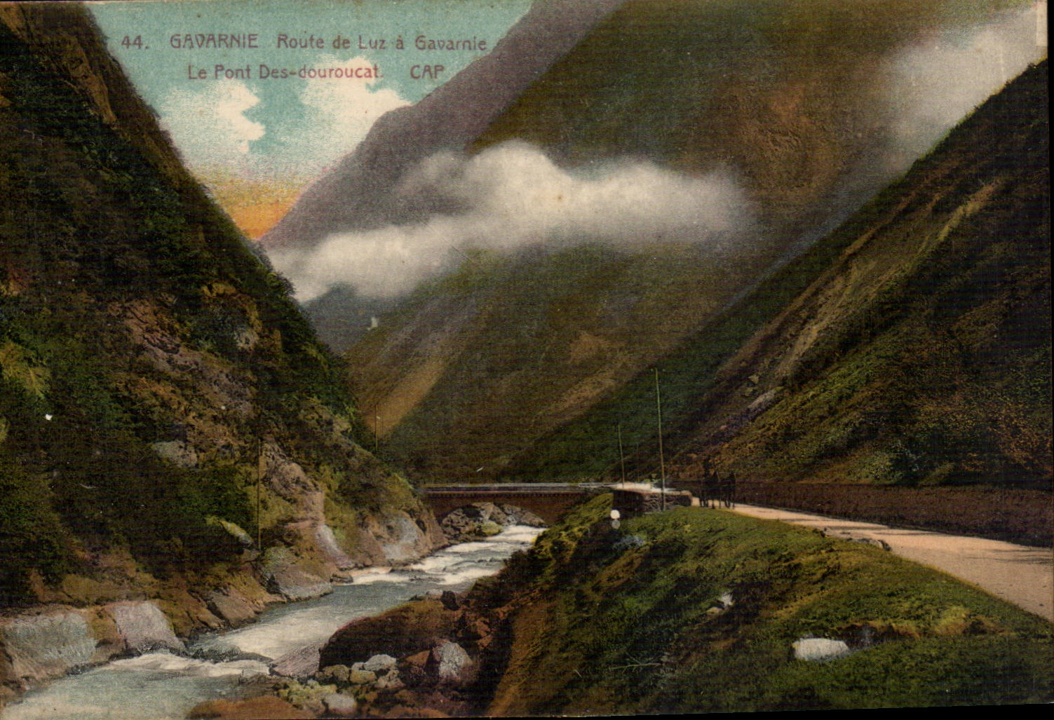 Gavarnie CPA Route de Luz a Gavarnie Le pont des Douroucat