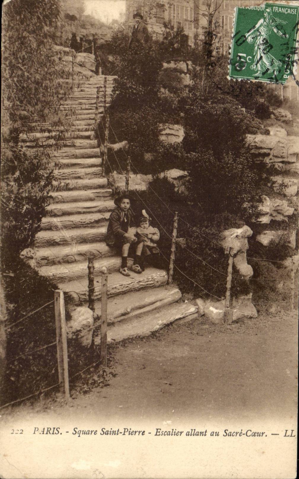 Paris CPA Square Saint pierre Escalier allant au Sacre Coeur