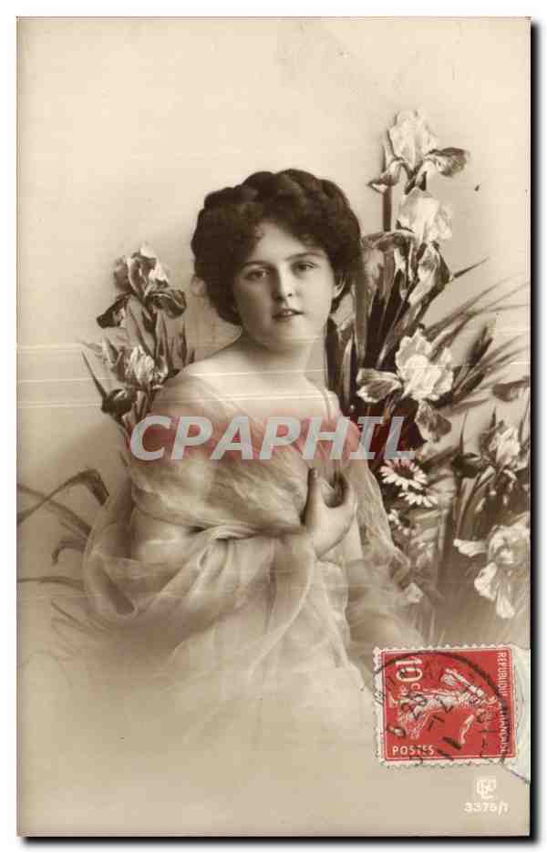 Jeune femme en robe légère — iris — éditeur inconnu, n° de série non visible