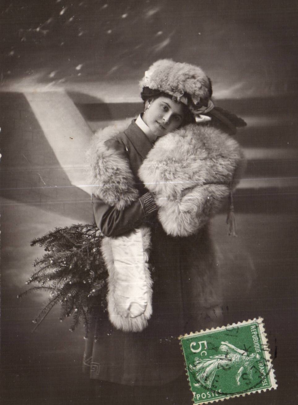 Femme en fourrure tenant un sapin — scène hivernale — éditeur inconnu