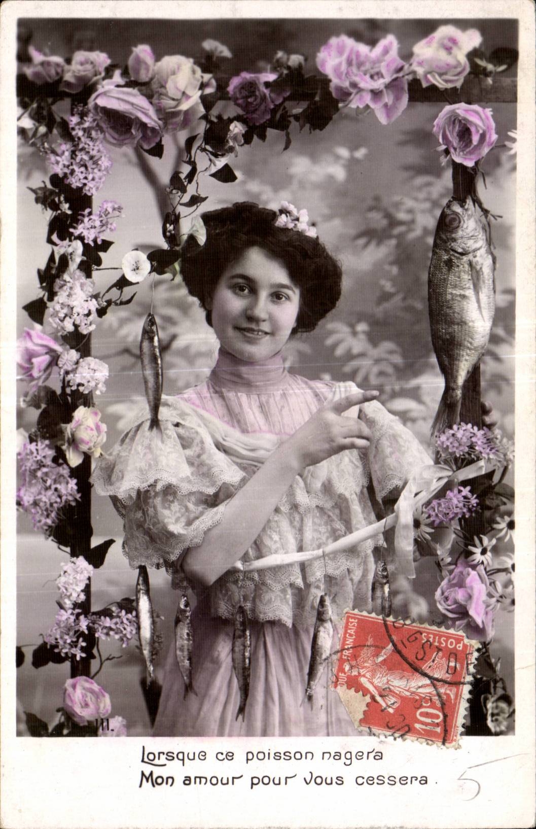 Giovane donna con pesci — cartolina postale umoristica — editore non identificato