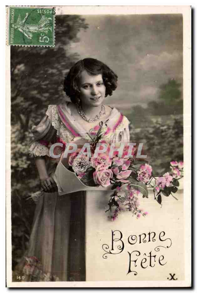 Jeune femme en robe à motifs — tenant un bouquet de roses — éditeur CPAPHIL, n°148