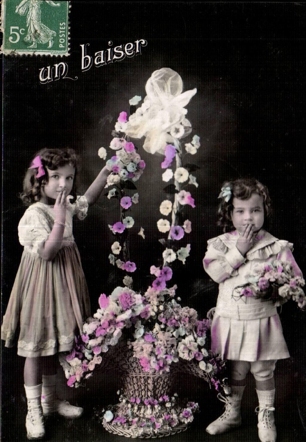 Fantaisie - Enfants - Filles - Un Baiser - Cute little girls - a kiss - CPA 