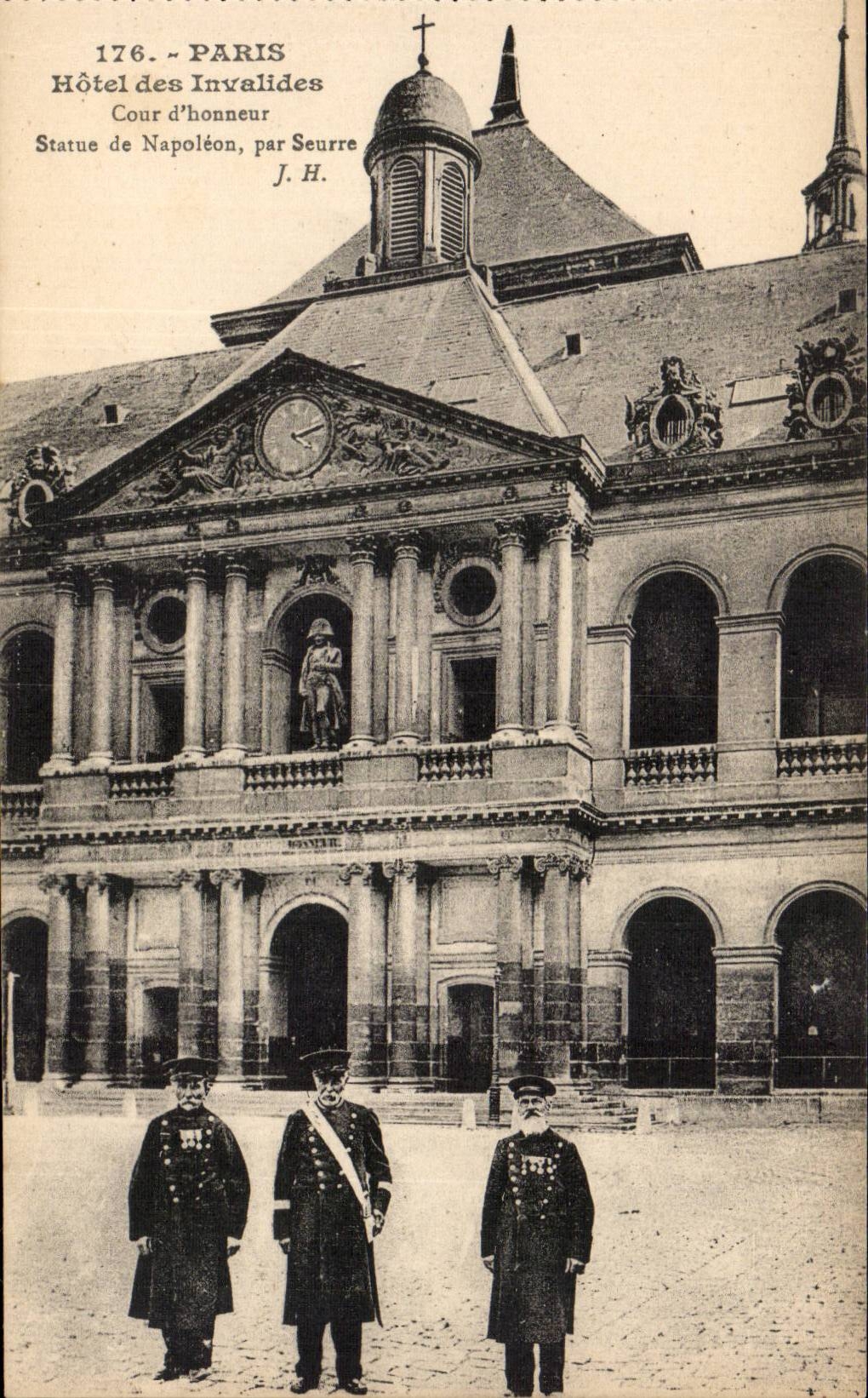 Paris - 7 - Hotel des Invalides - Cour d'Honneur - Statue de Napoleon - CPA 