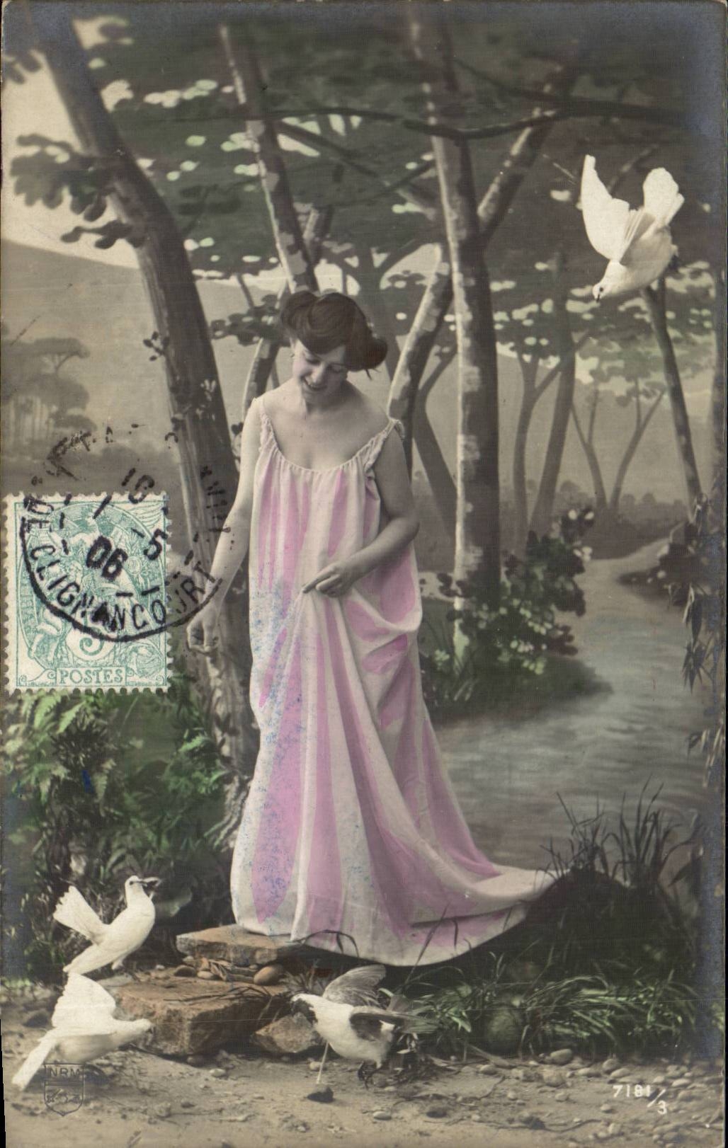 Femme en robe rose dans un paysage forestier — avec colombe — éditeur N°7184/3