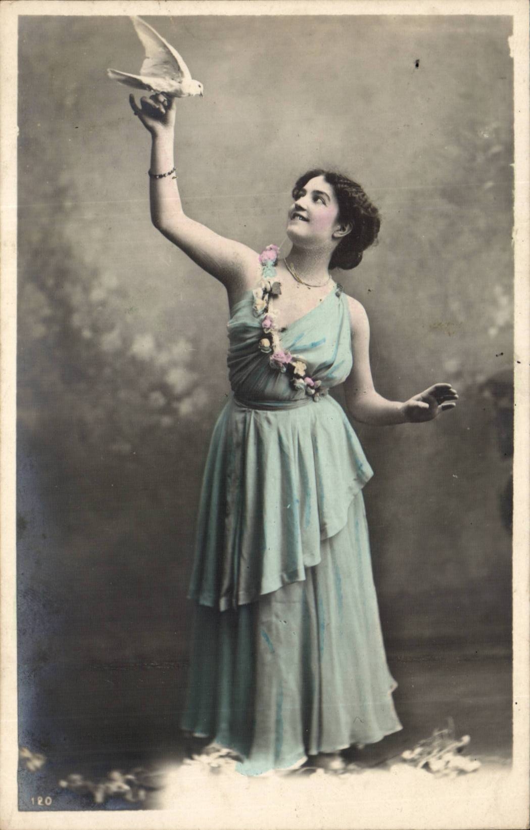 Mujer en vestido azul sosteniendo un pájaro — serie 120 — editor desconocido