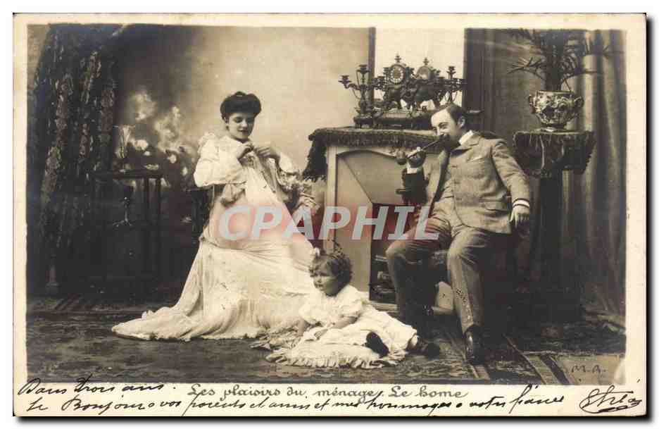 Fantaisie - Couple and baby sitting by the fire - bebe Les plaisirs du menage Le home CPA 
