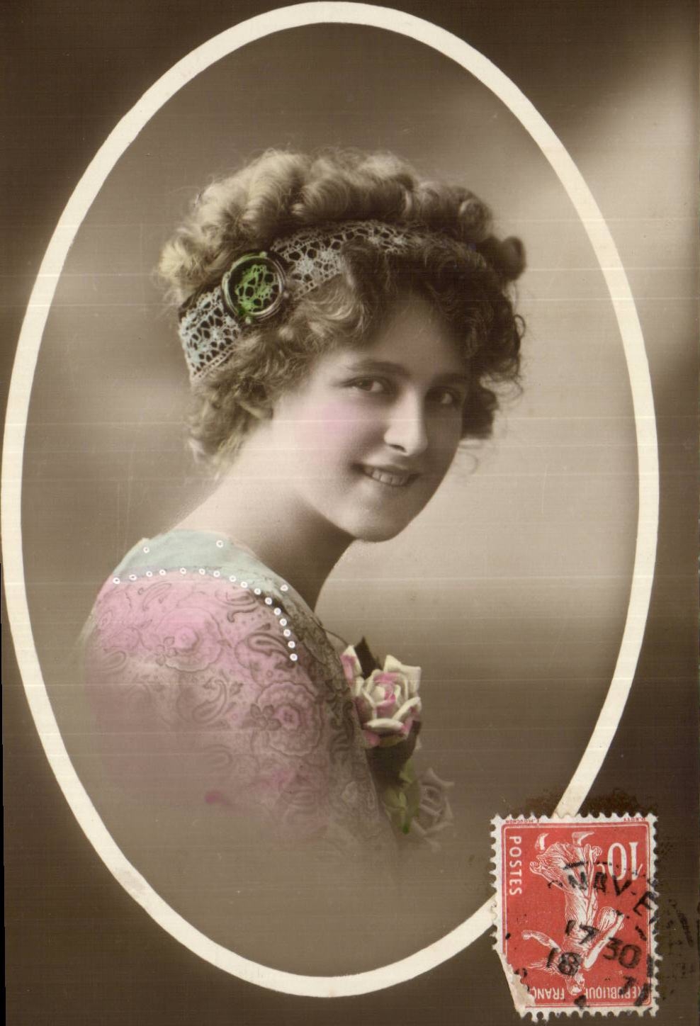 Jeune femme — portrait en ovale — éditeur inconnu