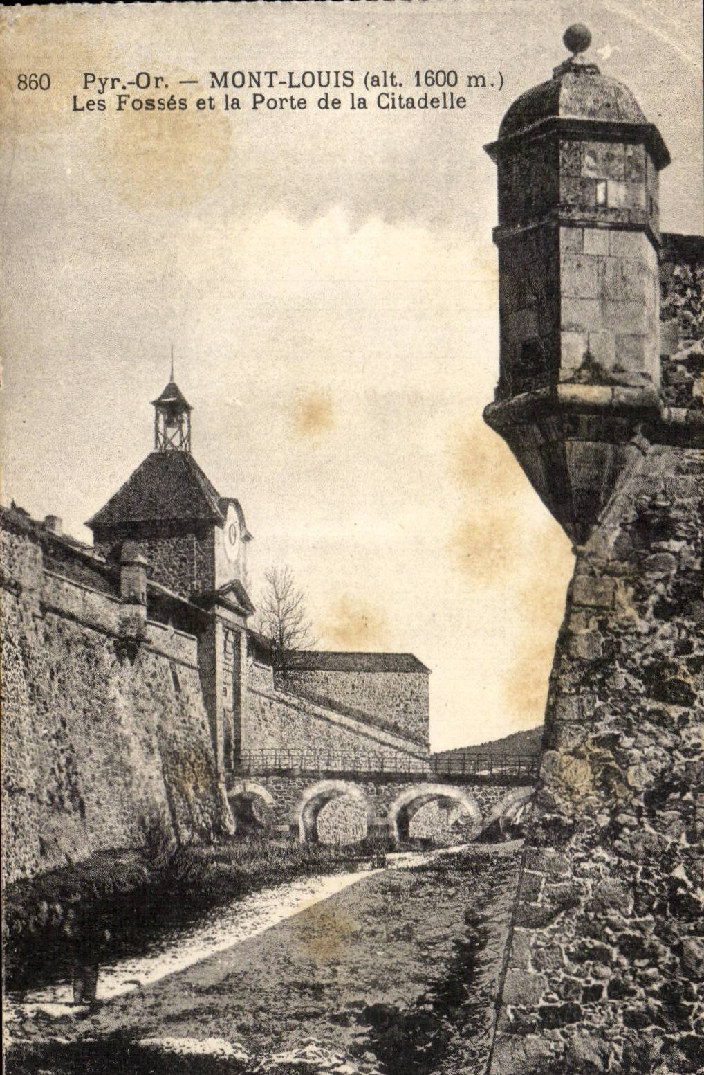 CPA Mont Louis les fosses et la porte de la citadelle