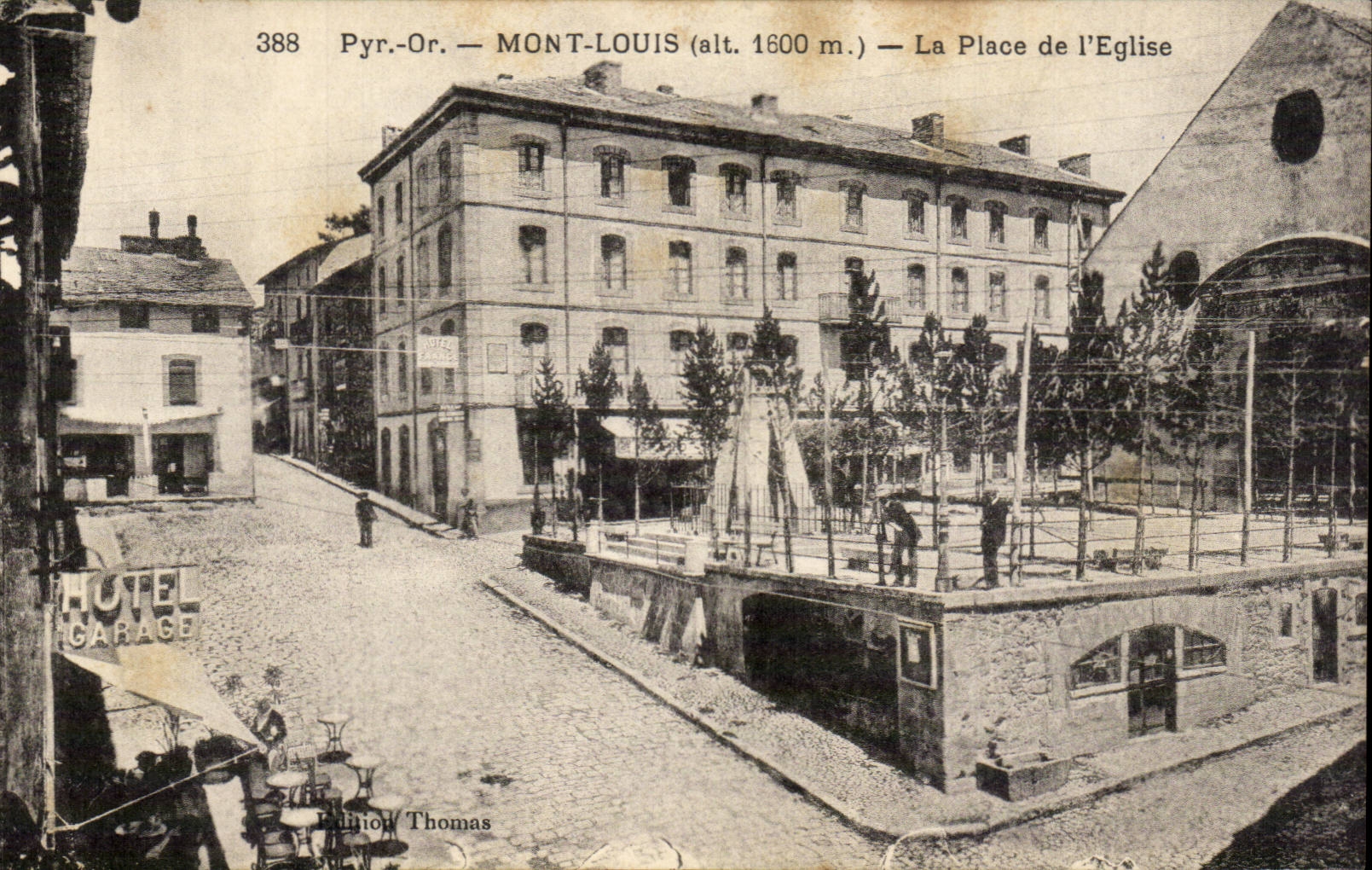 CPA Mont Louis la place de l'eglise